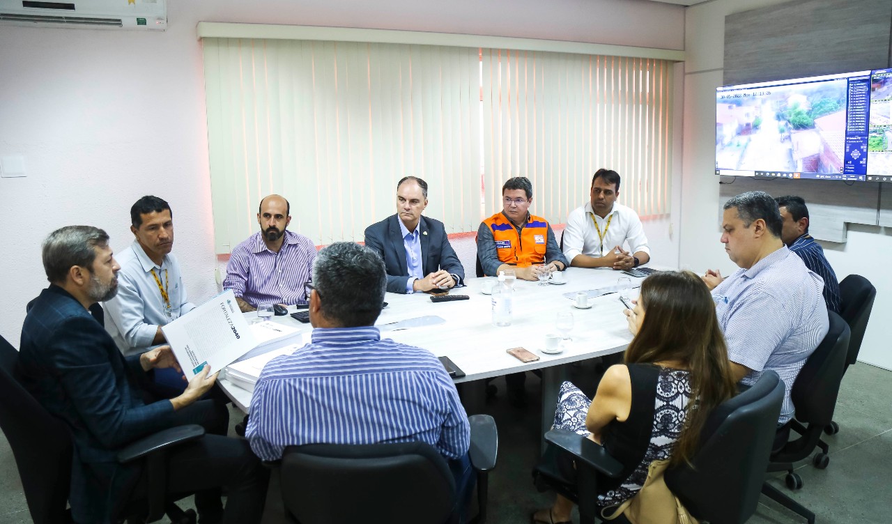 grupo de pessoas em uma mesa de reunião